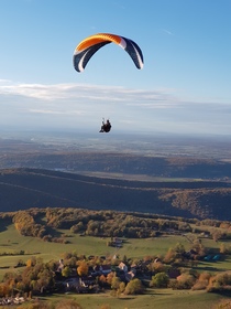 parapente au dessus de st thiébaud Mont Poupet