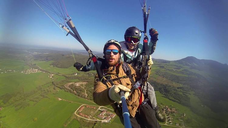 un biplace en parapente au poupet