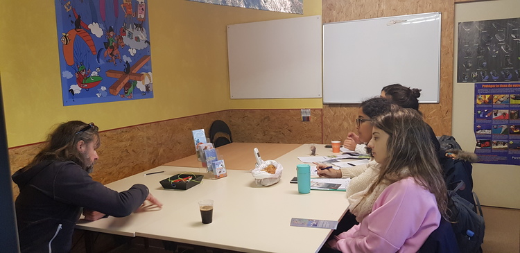 salle de cours théorique poupet avec des élèves