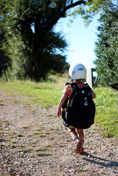 enfant au parapente poupet préparer son stage