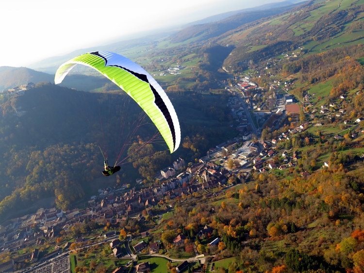 parapente au dessus de salins les bains poupet