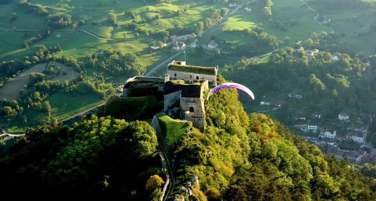 parapente au dessus fort clucy salins les bains