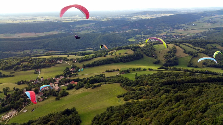 vol en parapente au dessus de st thiébaud ecole de parapente