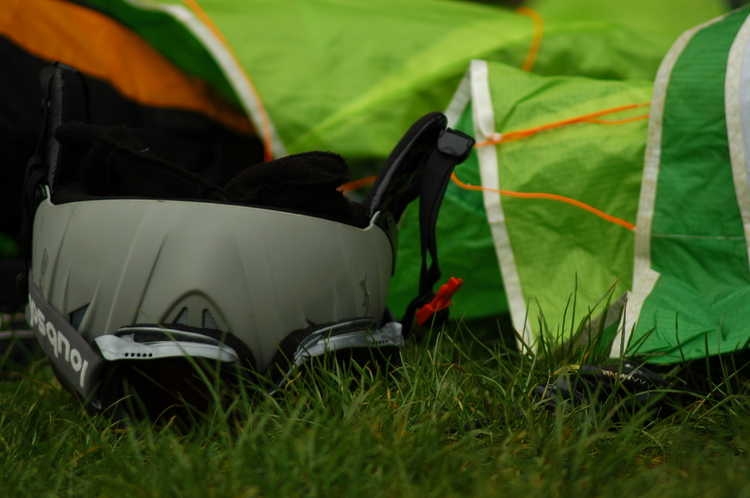 casque et aile de parapente