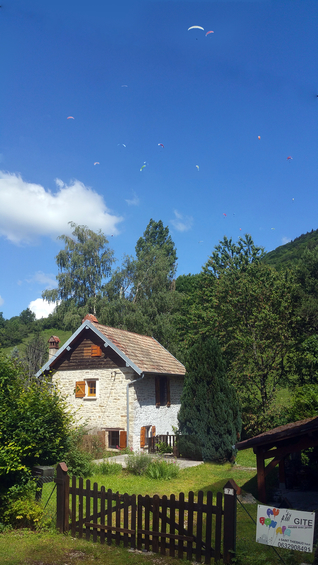 gite au ptit bon air a cote de l'école de parapente au pieds des sites de décollage et des randonnées GR du mont poupet